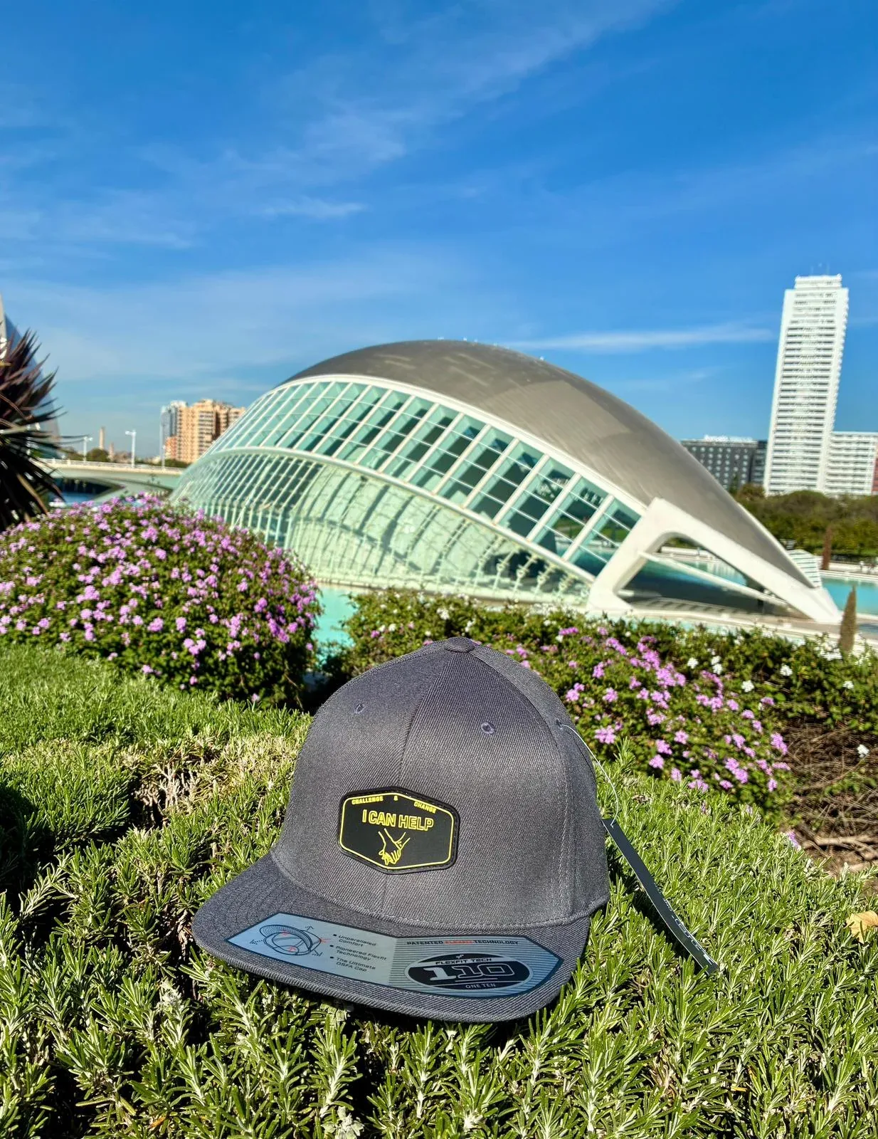 Gorra gris oscura I CAN HELP de Challenge & Change en Valencia
