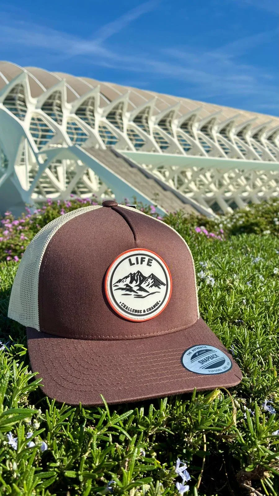 Gorra trucker LIFE marrón y beige de Challenge & Change