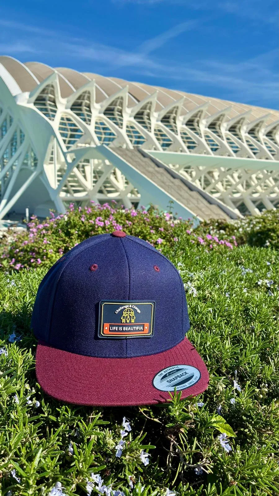 Gorra LIFE IS BEAUTIFUL azul marino y burdeos de Challenge & Change