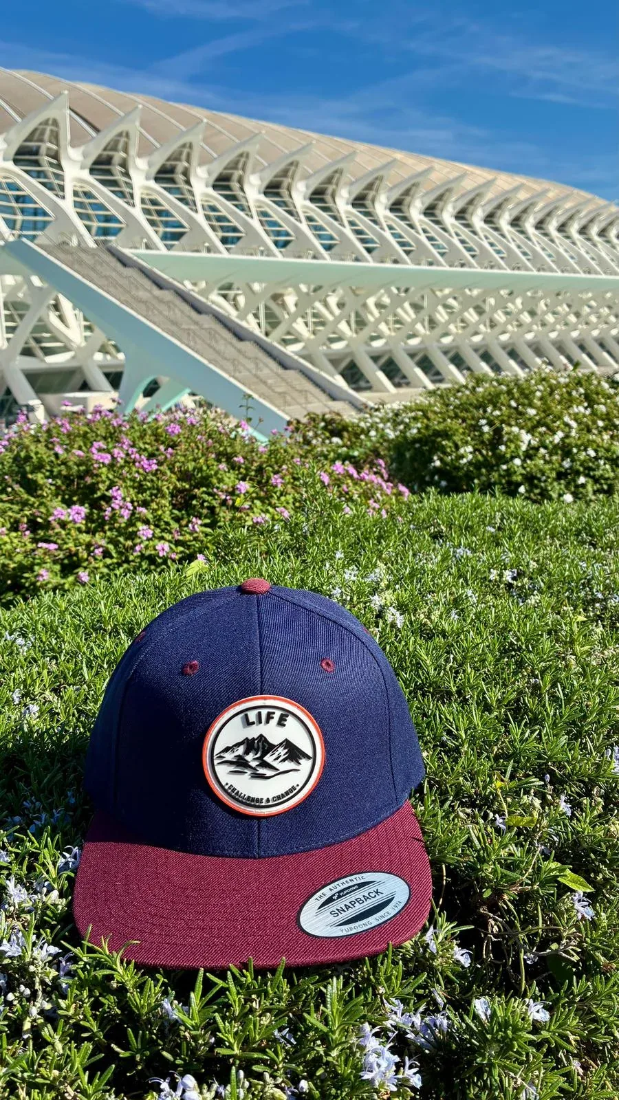Gorra LIFE azul marino y burdeos de Challenge & Change en Valencia