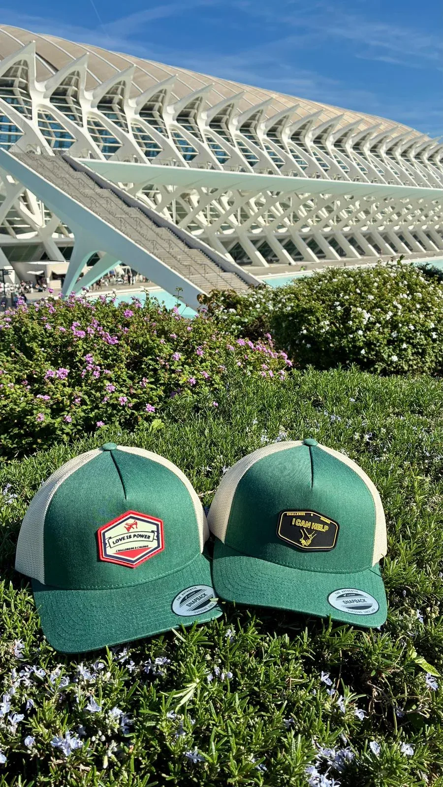 Dos gorras verdes y beige Challenge & Change en la Ciudad de las Artes y las Ciencias de Valencia